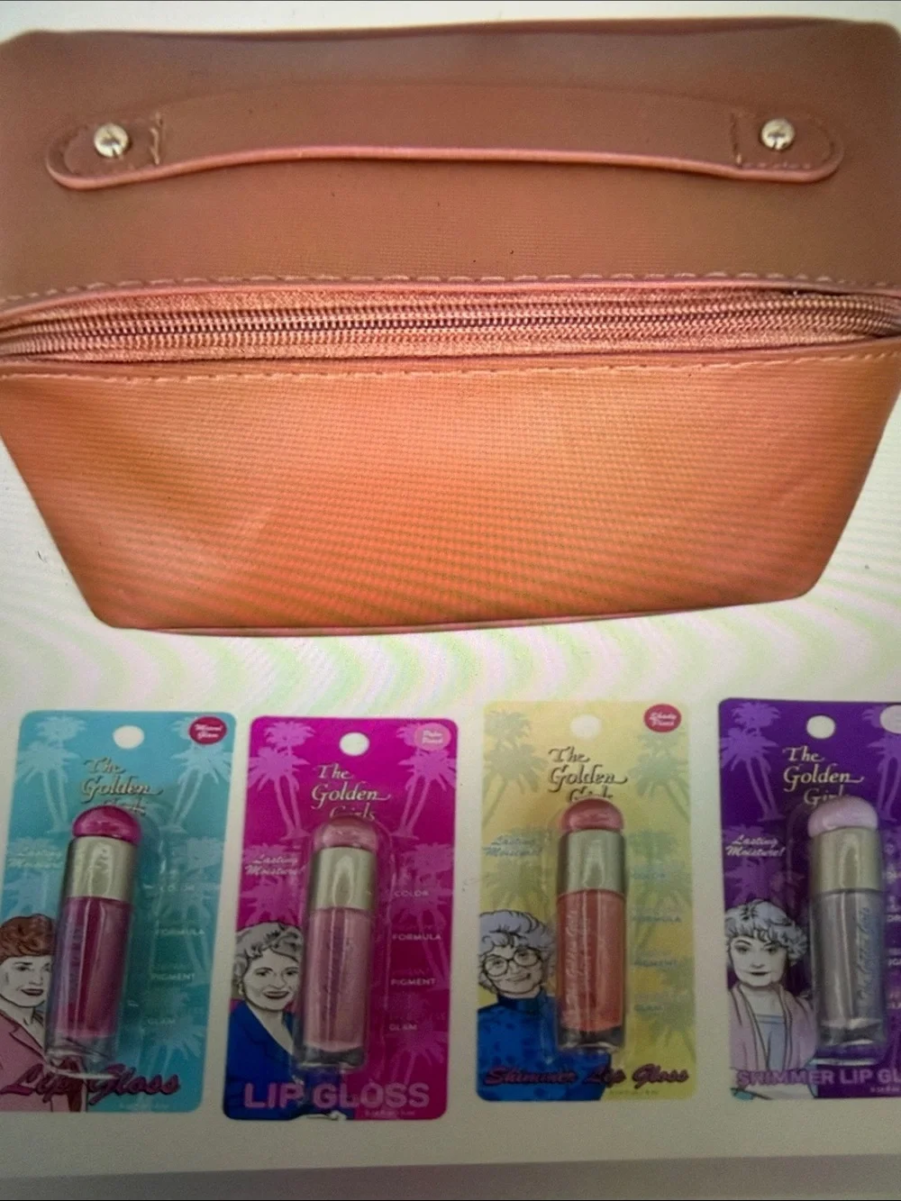 4- collectible lip 👄 gloss bundle in tan cosmetic case